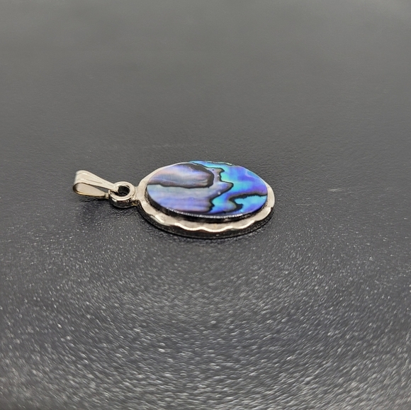 New Zealand Sea Opal pendant of Paua Shell on hammered silver backing - Picture 3 of 6